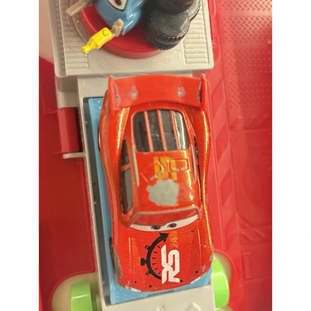 Disney Cars Glow Racer Transforming Mack Playset With Metal Lighting McQueen Car